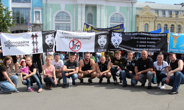 EU-ellenes tüntetők Kijevben