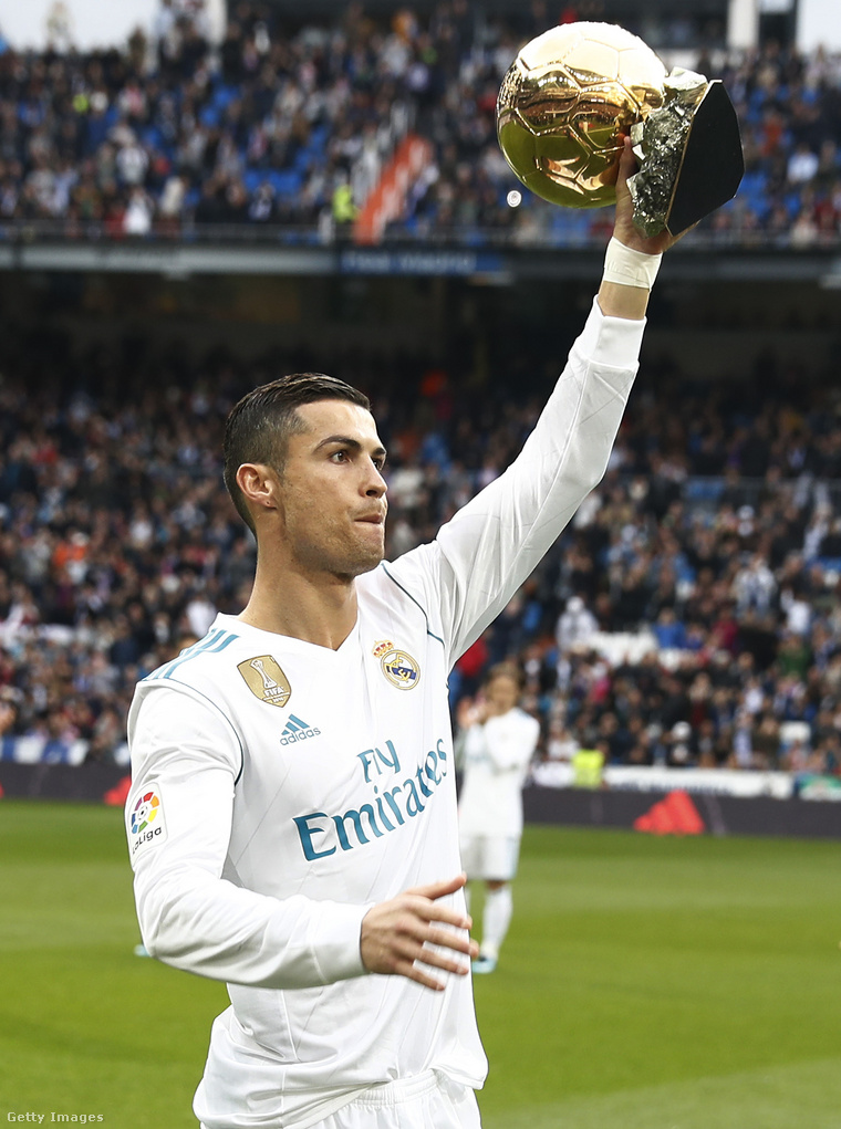 Cristiano Ronaldo magasba emeli az aranylabdáját2013-ban, amit idén elárverezett és a befolyt összeget jótékony célokra fordította. (Fotó: Helios de la Rubia / Getty Images Hungary)