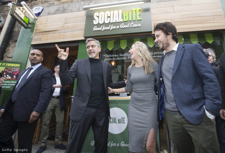 George Clooney meglátogatta és támogatta a SocialBite nevű, hajléktalanok étkeztetésével foglalkozó éttermet Skóciában. (Fotó: Jeff Holmes / Getty Images Hungary)