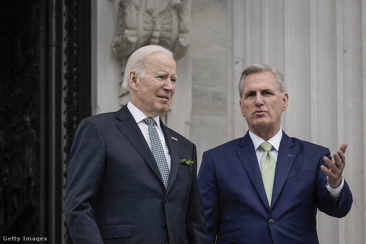 Joe Biden elnök és Kevin McCarthy házelnök 2023. március 17-én