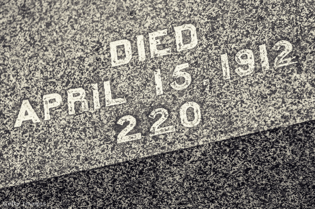 Van síremlék, melyen csak egy dátum és egy szám szerepel