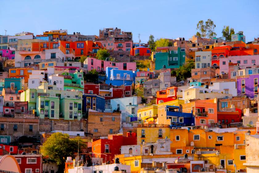 A világ egyik legszínesebb kisvárosa a mexikói Guanajuato, ahol az egész domboldal különböző színekben virít. Nem csoda, hogy számtalan művész választja lakhelyül a települést, ami az UNESCO világörökség része is.