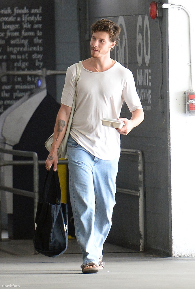 Shawn Mendest a Los Angelesben található Erewhon Marketben szúrták ki a fotósok