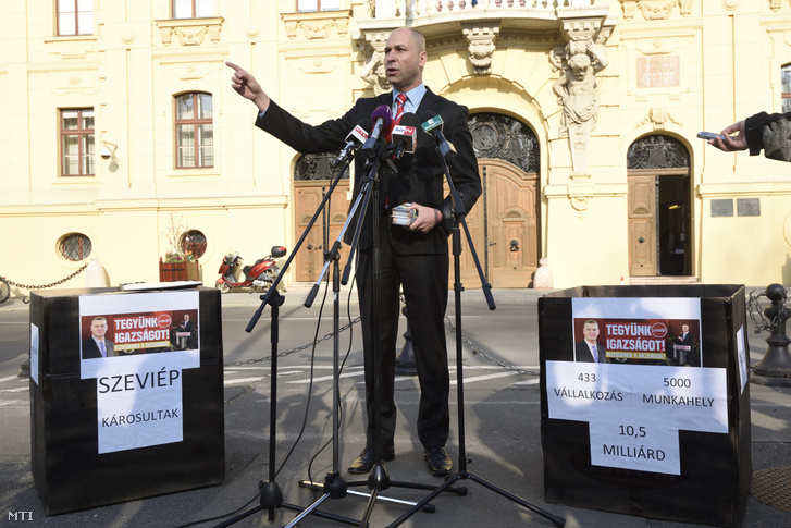 Szabó Bálint a Szeviép-cégcsoport alvállalkozóinak egy részét képviselő Likvid Kontroll Kft. ügyvezetője a szegedi városháza előtt tartott sajtótájékoztatóján 2017. március 31-én