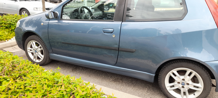 Ezen a Fiat Punto-n is gyakorolta valaki a névtelen parkolást...