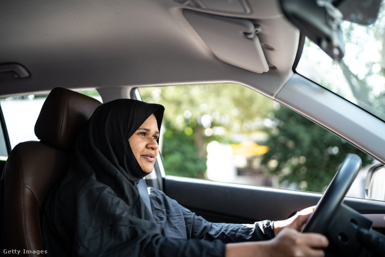 2018 óta Szaúd-Arábiában már a nők is vezethetnek. (Fotó: FG Trade / Getty Images Hungary)