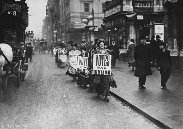 1912: szüfrazsettek vonulnak London utcáin