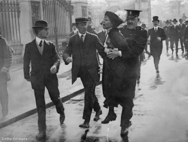 1914: a rendőrök Emmeline Pankhurstöt viszik
