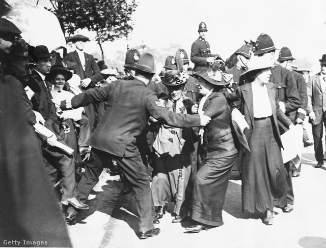 Emmeline Pankhurst és két lánya került összetűzésbe a rendőrökkel, mert a királynak adtak volna át petíciót