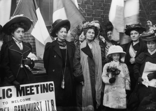 1908. december: Emmeline Pankhurst és lánya, Christabel Harriette a Bow Street előtt, ahol bebörtönözték őket