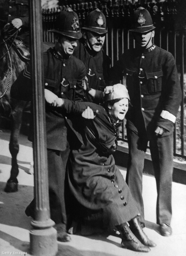 Rendőrök visznek el egy szüfrazsettet a Buckingham-palota elől