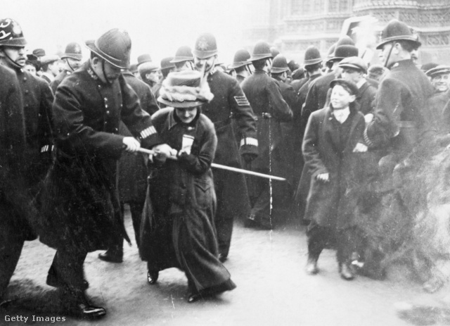 1910: szüfrazsett harcol rendőrrel az utcán: az önvédelmi technikák itt jöttek jól igazán