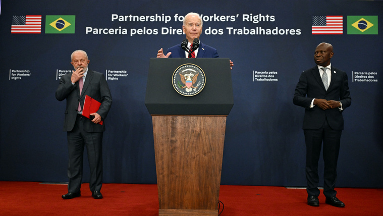Joe Biden alakításán röhög a fél internet,  kínos helyzetbe hozta magát