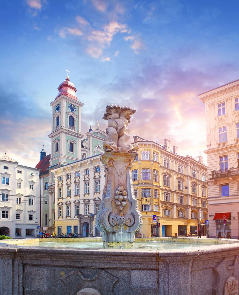 A város gyönyörű, sokszínű és egyben legnépszerűbb pontja barokk főtere, a Hauptplatz, amelyre a vasútállomástól a Landstrasse vezet. Itt található többek közt a városháza, a plébániatemplom vagy a Szentháromság-szobor.