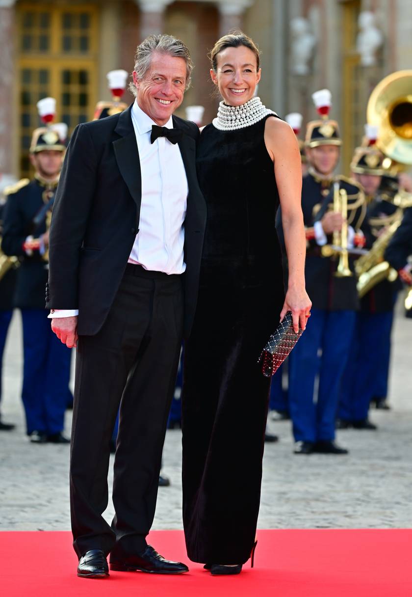 Hugh Grant felesége, Anna Elisabet Eberstein egy gyöngysorral dobta fel a fekete estélyi ruháját. Az Álom luxuskivitelben című film ugrott be róla nekünk hirtelen.