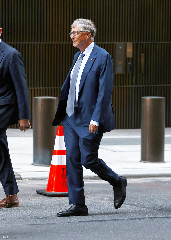 Bill Gates New Yorkban sétált biztonságiak társaságában, amikor a fotósok kiszúrták