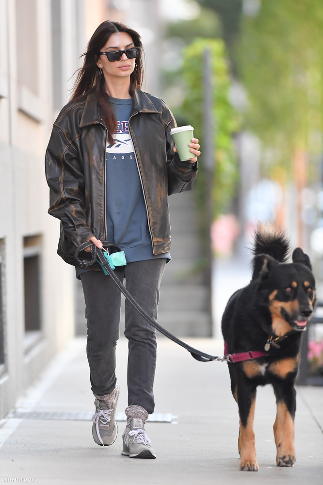Emily Ratajkowski beugrott egy kávéért kutyasétáltatás közben New Yorkban
