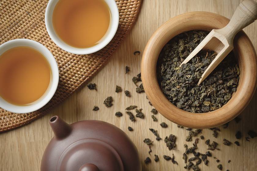 Az úgynevezett oolong tea antioxidánsokban gazdag, hagyományos kínai ital. Kordában tartja a koleszterinszintet, segíti az emésztést, és felpörgeti az anyagcserét. A zöld teához hasonlóan az oolong is tele van katechinekkel, amelyek a szervezet zsíranyagcsere-képességének javításával fokozzák a fogyást. Elkészítéséhez tegyél 3 gramm teát 200 milliliter forró vízbe, és hagyd ázni 3-10 percig.