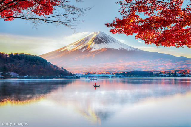2013 óta a világörökség része a Fuji, azóta turisták milliói látogatják a hegyet