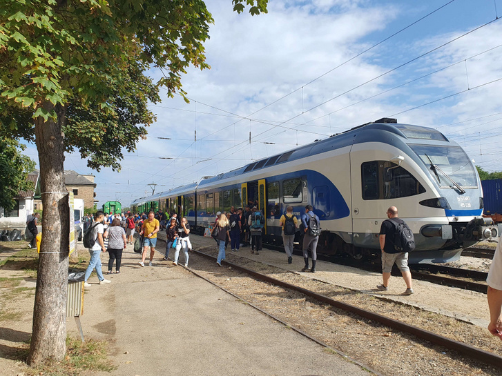 S10-es személyvonatról leszálló utasok Budaörs állomáson - Fotó: Juhász Péter/Totalcar