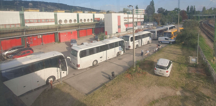 A busz sok, vagy a megálló kicsi? - Turistabuszok Tatabánya állomáson - Fotó: Juhász Péter/Totalcar