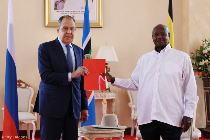 Szergej Lavrov és Yoweri Museveni ugandai elnök 2022. július 26-án