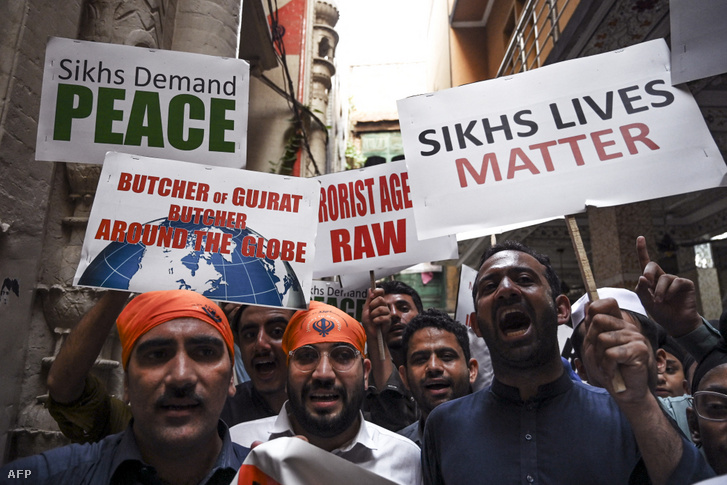 Pakisztáni szikh közösség tagjai tüntetnek 2023. szeptember 20-án, miután meggyilkolták Hardeep Singh Nijjart