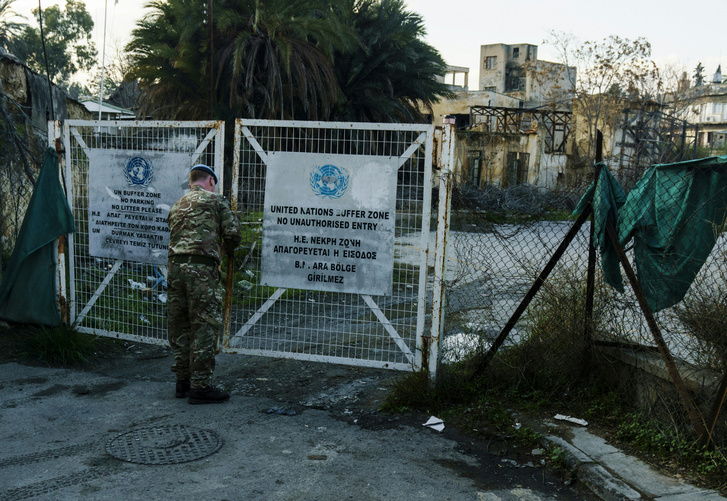 ENSZ-katona a Nicosiában lévő zöld vonalnál