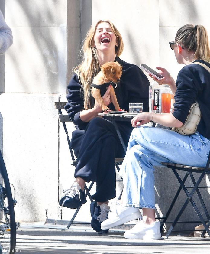 Julianne Hough kapott egy puszit kiskutyájától, miközben egy barátjával vacsorázott New Yorkban
