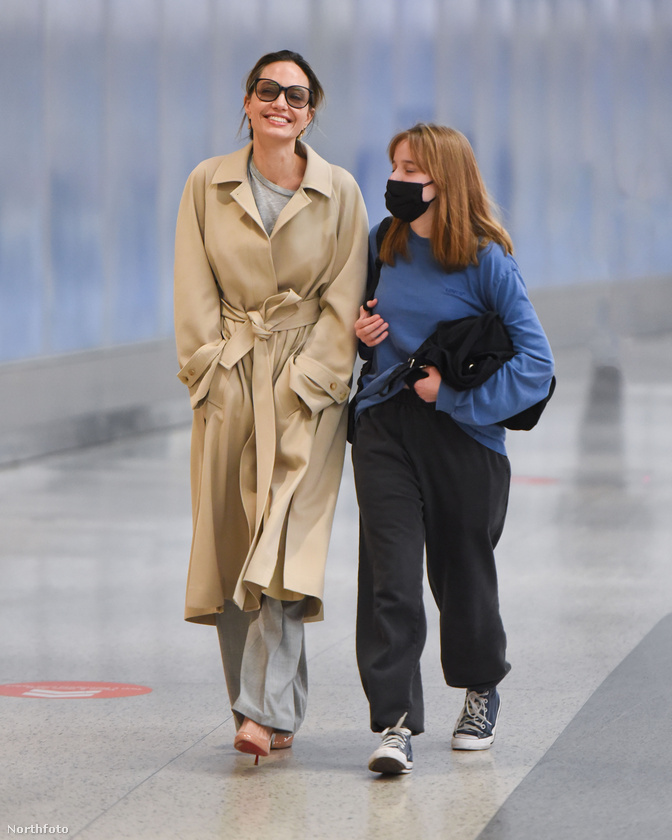 Angelina Jolie-t a New York-i JFK repülőtéren sétált, amikor kiszúrták a paparazzik