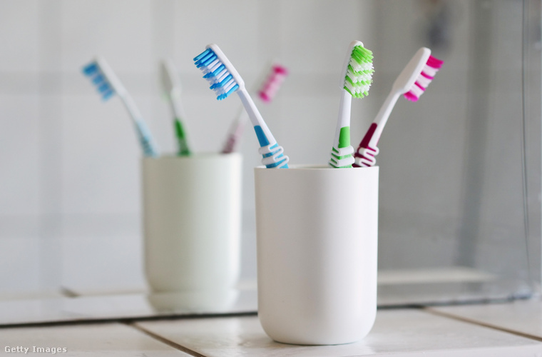A szakértők szerint a fogkefét évszakonként, azaz 3-4 havonta kell cserélni, ez hasonlóképpen igaz az elektromos fogkefe fejekre is, melyeket ugyancsak 4 havonta érdemes cserélni. (Fotó: picture alliance / Getty Images Hungary)