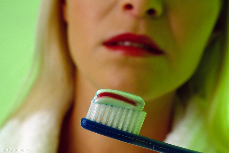 Amennyiben fogmosás közben rendszeresen vérzik az ínye, akkor valószínűleg túlságosan kemény sörtéjű fogkefét használ. (Fotó: Bsip / Getty Images Hungary)
