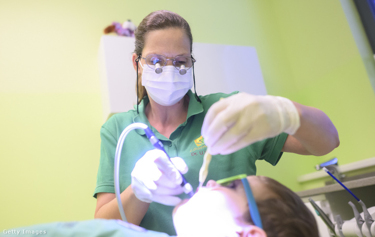 Még ha látszólag nincs is probléma a fogakkal vagy az ínnyel, javasolt legalább évente egyszer felkeresni a fogorvost. (Fotó: picture alliance / Getty Images Hungary)