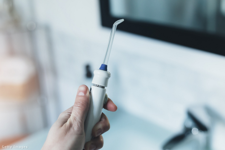 Bár a hagyományos fogkefékkel is lehet hatékonyan tisztítani a fogakat, az elektromos fogkefék gyakran jobb eredményeket mutatnak, főként a lepedék és a fogkő eltávolításában. (Fotó: Cris CantÃ³n / Getty Images Hungary)