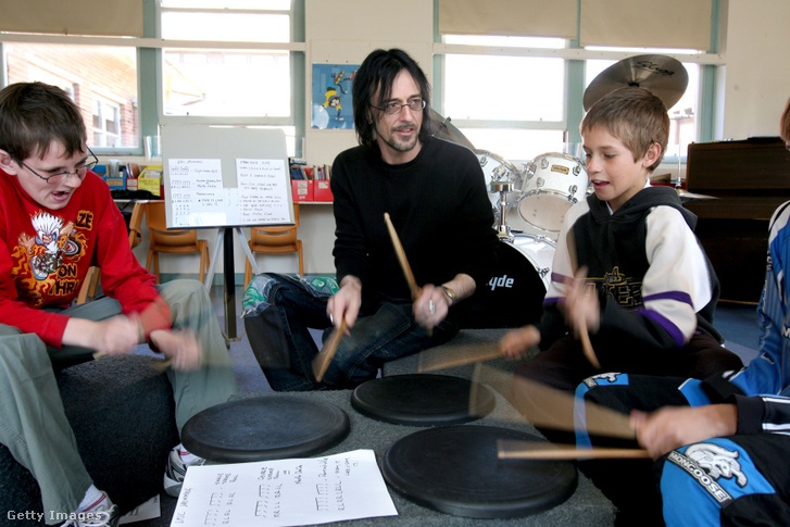 Mark Lucas, az ausztrál Radiator zenekar tagja ADHD-s gyerekeket tanít dobolni