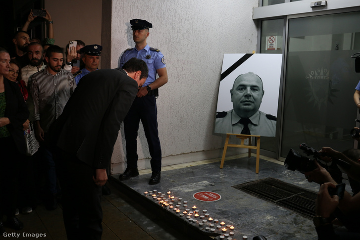 Albin Kurti tiszteletét fejezi Afrim Bunjaku koszovói rendőrtisztnek, akit fegyveresek öltek meg a szerb határhoz közeli Banjska faluban szeptember 24-én