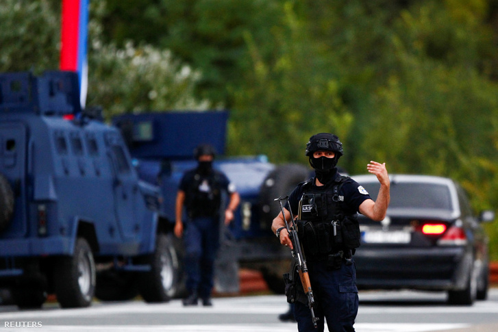 Rendőrök járőröznek a lövöldözést követően a Banjszka faluba vezető úton Koszovóban 2023. szeptember 24-én