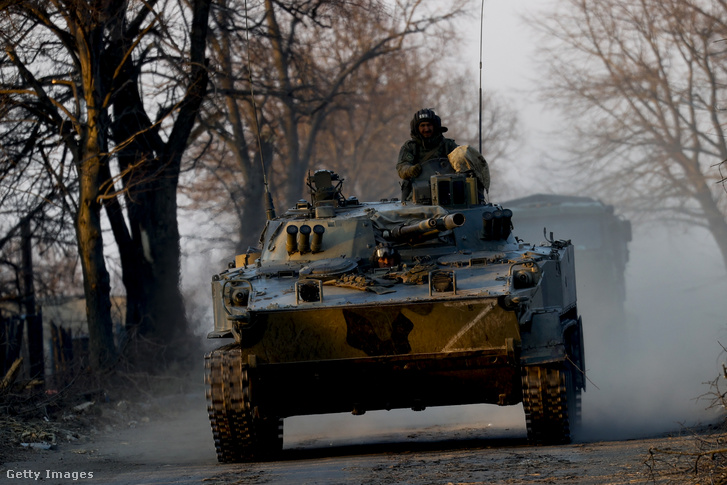 Orosz katonai járművek az ukrajnai Donyecki területen 2022. március 27-én