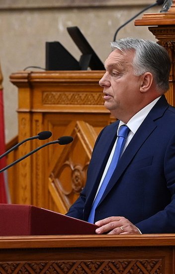 Orbán Viktor: újra beavatkozhat a kormány az üzemanyagárakba, bővül a családtámogatás