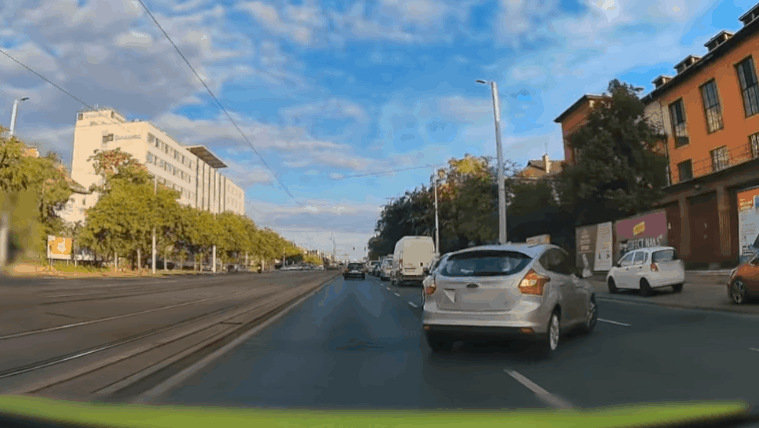 Videó a Hungária körúton történt balesetről: darabokra zúzták egy autó elejét