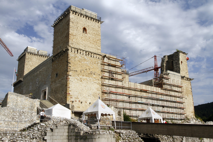 A felújítás alatt álló diósgyőri vár 2014. július 5-én