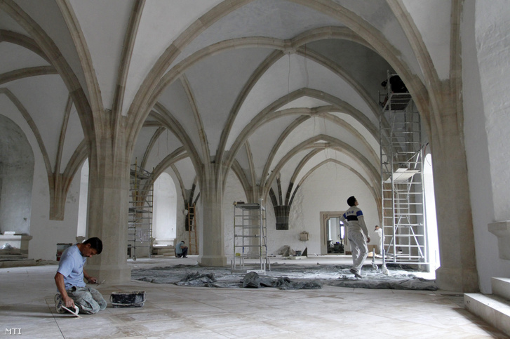 Munkások dolgoznak a diósgyőri vár felújításán 2014. július 29-én
