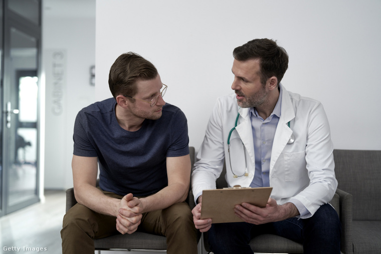 Egy orvos a páciensével beszél. (Fotó: Westend61 / Getty Images Hungary)