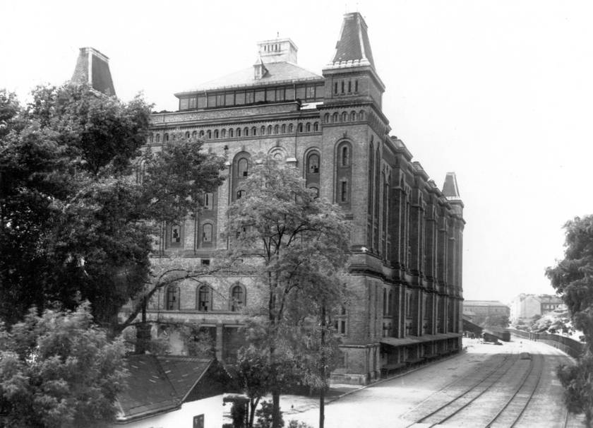 A Közraktár utcai Elevátor-ház 1930-ban.