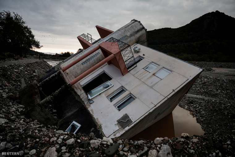Összeomlott tornaterem a folyóparton a Daniel vihar után Mouzaki faluban 2023