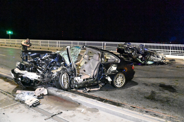 Ütközésben összeroncsolódott személygépkocsik az Árpád hídon 2023. július 1-jén. Egy személyautó elütött egy kerékpárost, majd összeütközött egy másik autóval
