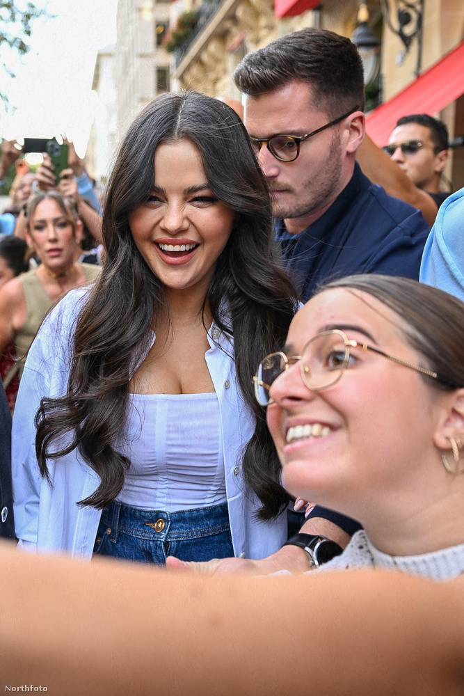 Selena Gomez elindult a párizsi Plaza Athénée Hotelből, hogy együtt ebédeljen Brooklyn Beckhammel és feleségével, Nicola Pletzel a Manko étteremben