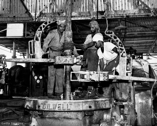 Munkások fúrás közben az olajkúton Szaúd-Arábiában 1952-ben