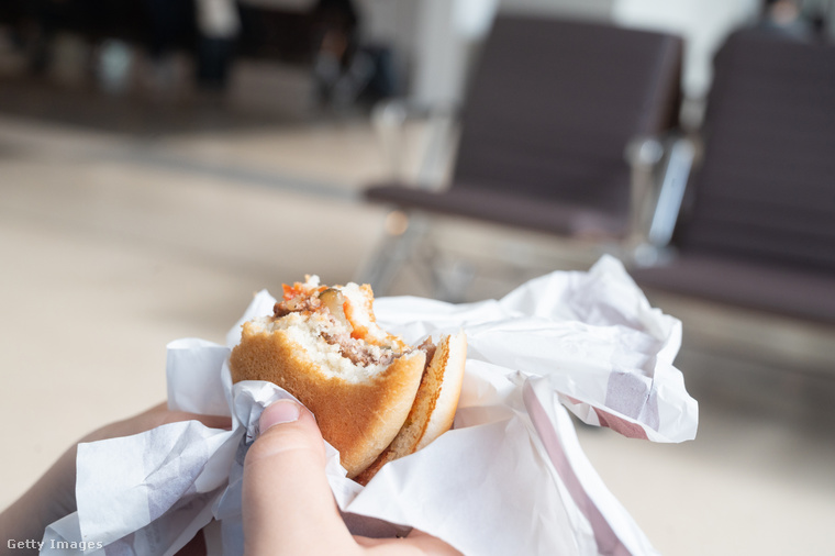 A büdös szendvicseket vagy gyorséttermi ételeket felvinni a fedélzetre tapintatlanság és önzőség. (Fotó: Aitor Diago / Getty Images Hungary)