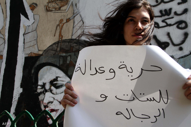"Szabadságot és igazságot mindkét nemnek!" - olvasható az üzenet egy szexuális zaklatások miatt demonstráló transzparensén, Kairóban, 2012. július 16-án.
